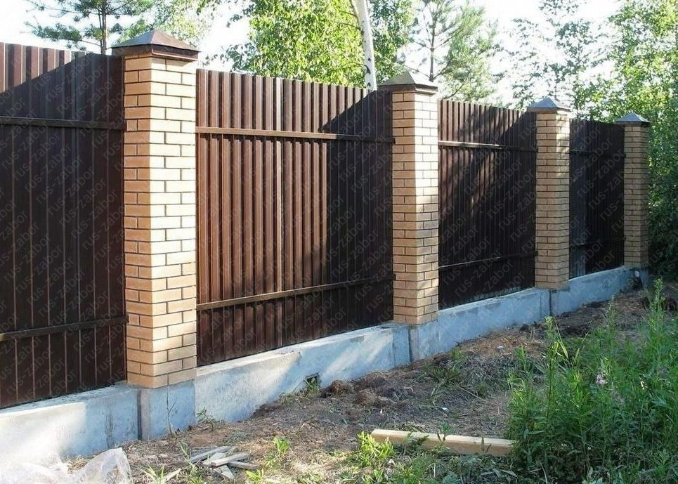 Забор из кирпича и профнастила коричневый